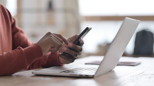 Akıllı telefon kullanan Afrikalı adamı dizüstü bilgisayarla kapat