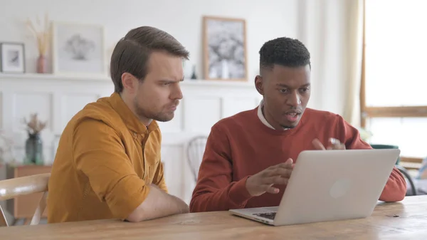 Africain homme et jeune homme réagissant à la perte sur ordinateur portable — Photo