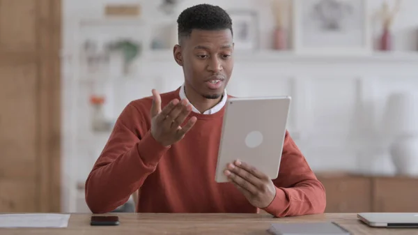 Afrikai férfi videohívás Tablet az irodában — Stock Fotó