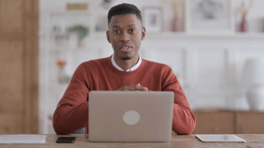 Bilgisayarlı Afrikalı Adam Ofiste Görüntülü Konuşuyor