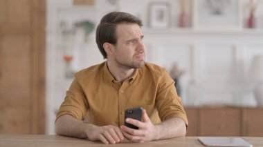 Genç Adam Akıllı Telefonla Kayıp 'a Tepki Veriyor