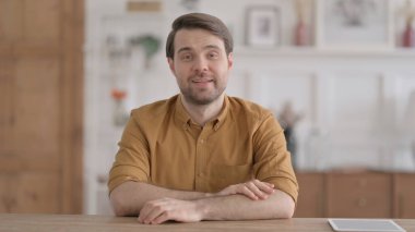 Genç adam video çekiyor. Ofiste otururken çağrı yap.