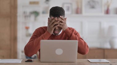 Afrikalı Adam Dizüstü bilgisayardaki Finansal Kayba Tepki Veriyor