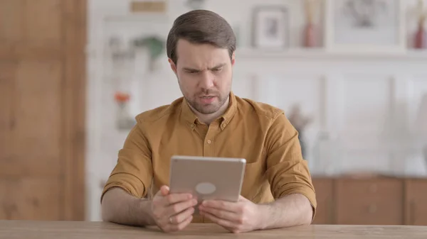 Mladý muž dělá videohovor na tabletu v kanceláři — Stock fotografie