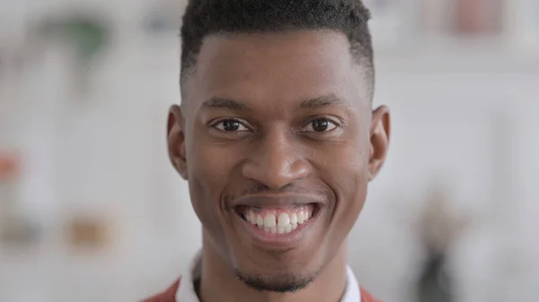 Närbild av ansiktet av afrikansk man ler mot kameran — Stockfoto