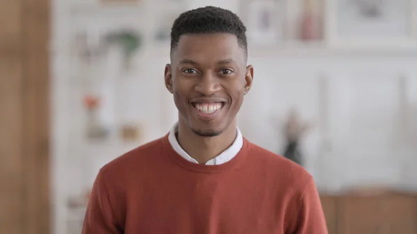 アフリカ人男性の笑顔の肖像-ホーム — ストック写真