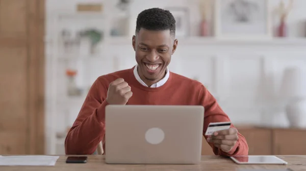 온라인으로 온라인 쇼핑을 하는 아프리카 남자 — 스톡 사진