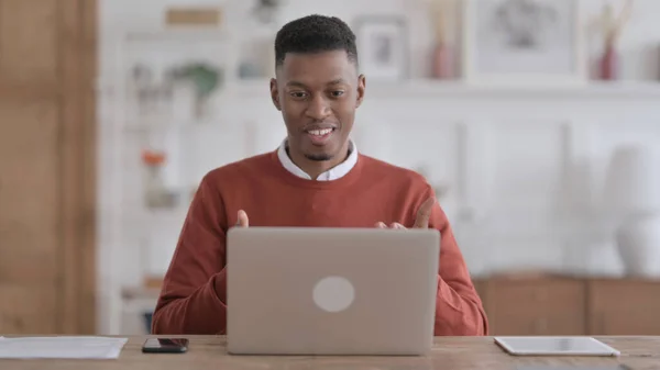 ( 영어 ) African Man talking on Video Call on Laptop in Office — 스톡 사진
