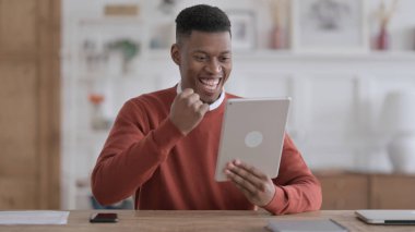 Ofisteki Tablette Başarıyı Kutlayan Afrikalı Adam