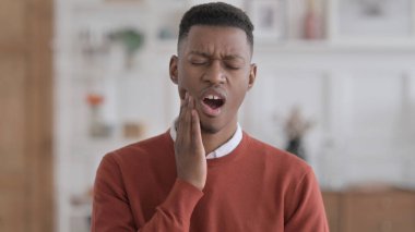 Afrikalı Adamın Diş Ağrısı, Cavity portresi