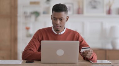 Afrikalı Adam Bilgisayarda Başarılı Çevrimiçi Ödeme Yapıyor