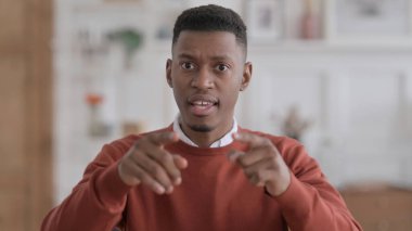 Savaşan Afrikalı İş Adamı Kızgın Hissediyor