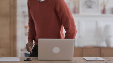 Afrikalı Adam Bilgisayarı Kapatıyor Ayağa kalkıyor, Gidiyor