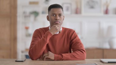 Ofiste otururken Düşünen Afrikalı Adam