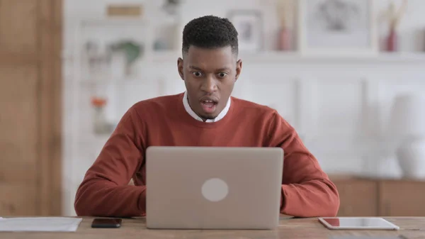 Homem Africano Reagindo à Perda Ao usar Laptop — Fotografia de Stock
