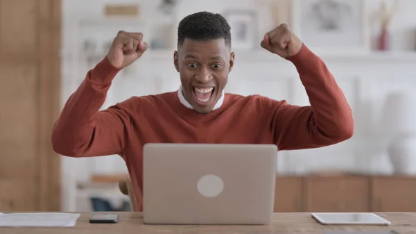 Afrikaner feiert Erfolg mit Laptop im Büro — Stockfoto