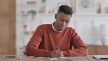 Ofiste Kağıt Yazarken Başarısız Olan Afrikalı Adam