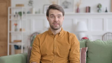 Videodaki Konuşan Genç Adamın Portresi