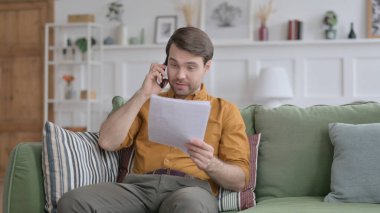 Genç Adam Akıllı Telefon 'da Gazete Okurken Öfkeli