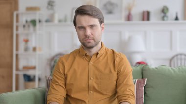 Evdeki Kameraya Bakan Genç Adamın Portresi