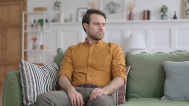 Çekici Genç Adam Koltukta Oturuyor