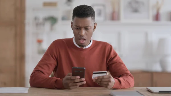 African Man ayant un problème d'achat en ligne sur Smartphone — Photo