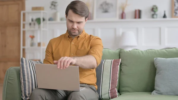 Jongeman sluit laptop, verlaten bank — Stockfoto