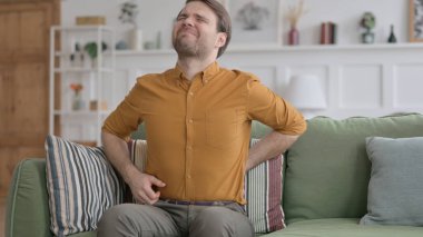 Koltukta Sırt Ağrısı Olan Genç Adam