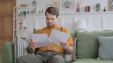 Koltukta Belgeleri Okuyan Genç Adam