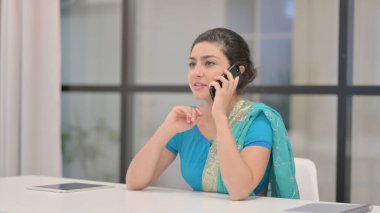 Ofiste Konuşan Hintli Kadın