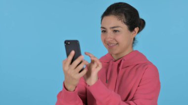 Akıllı Telefon kullanan Hintli Kız, Mavi Arkaplan