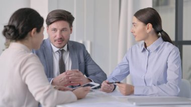 Neşeli İş Adamları Ofiste Tartışıyor