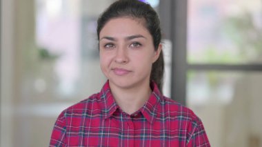 Kafasını sallayan Hintli Kadın Portresi İşaret Yok