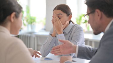 Öfkeli Orta Çağ İş Adamı Kadın Meslektaşlarını Kınıyor