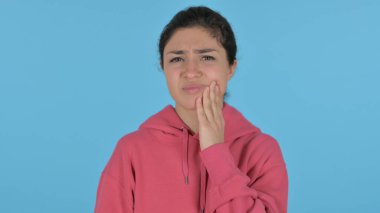 Hasta Hintli Kız diş ağrısı çekiyor, Mavi Arkaplan