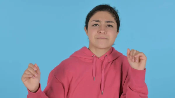 Feliz chica india bailando, fondo azul — Foto de Stock