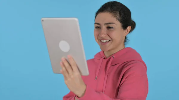 Chat vidéo sur tablette par Indian Girl, fond bleu — Photo