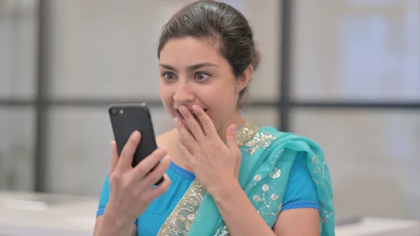 《印度女人用智能手机庆祝的肖像》 ，令人惊讶 — 图库照片