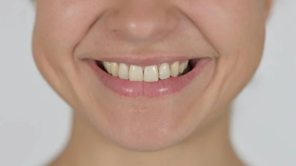 Primer plano de la boca sonriente de la mujer india, fondo blanco — Foto de Stock