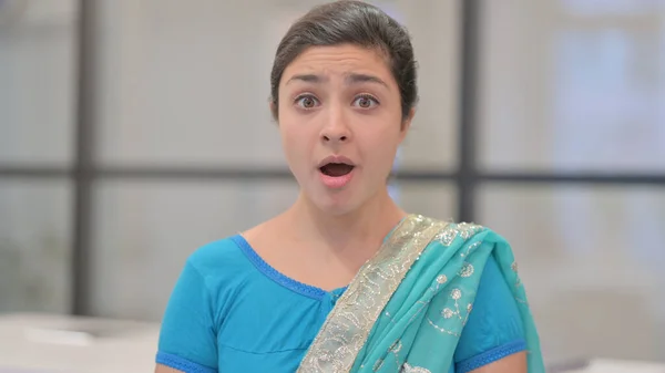 Retrato de mujer india sintiéndose sorprendida, emocionada —  Fotos de Stock