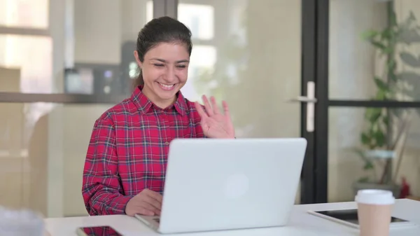 Indiai nő beszél videohívás Laptop — Stock Fotó