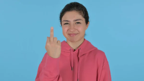 Θυμωμένη Ινδή κοπέλα που δείχνει ένα μεσαίο δάχτυλο σημάδι, μπλε φόντο — Φωτογραφία Αρχείου