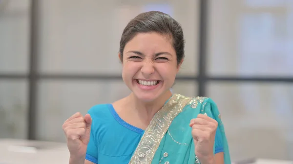 Retrato de una mujer india emocionada celebrando el éxito —  Fotos de Stock