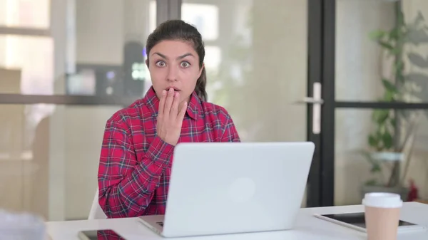 Бізнес-леді з ноутбуком відчуття шоковані в сучасному офісі — стокове фото