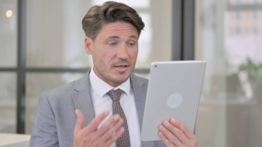 Ofisteki Orta Yaşlı Adam 'dan Tablet' e Görüntü Çağrısı