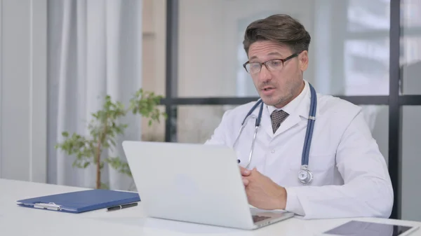 Lekarz Rozmowa na wideo Połączenie na laptopie w klinice — Zdjęcie stockowe