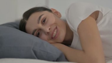 Mutlu İspanyol Kadın Yatakta, Yan Poz Verirken Gülümsüyor