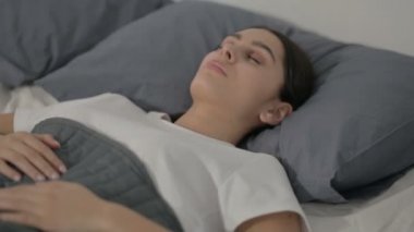 Yatakta Huzur İçinde Uyuyan İspanyol Kadın 