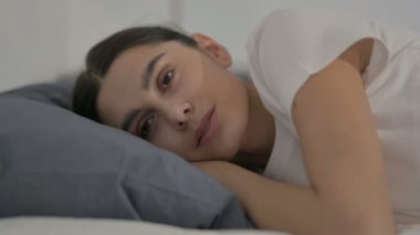 Hispanik Kadın Yatakta Uyanık Düşünüyor, Yan Poz