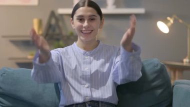 İspanyol Kadın Portresi Gösterme ve Davet Etme 